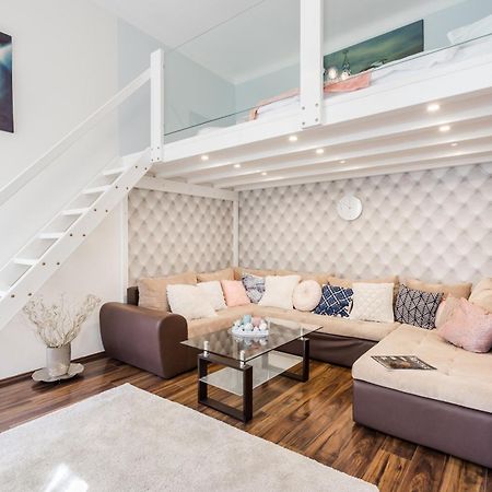 Bpr Stylish Mosaic Home With Terrace Будапеща Екстериор снимка