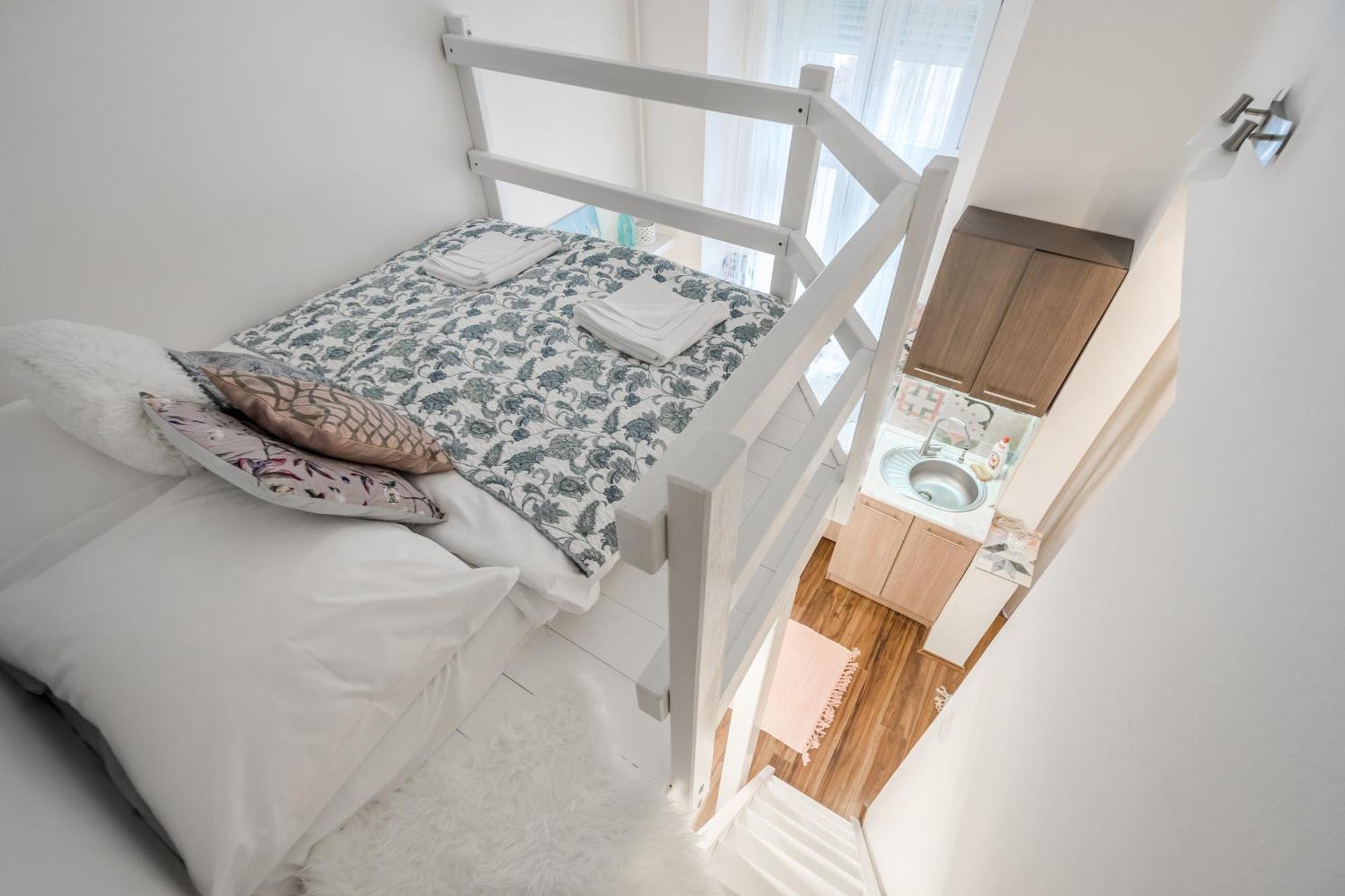 Bpr Stylish Mosaic Home With Terrace Будапеща Екстериор снимка