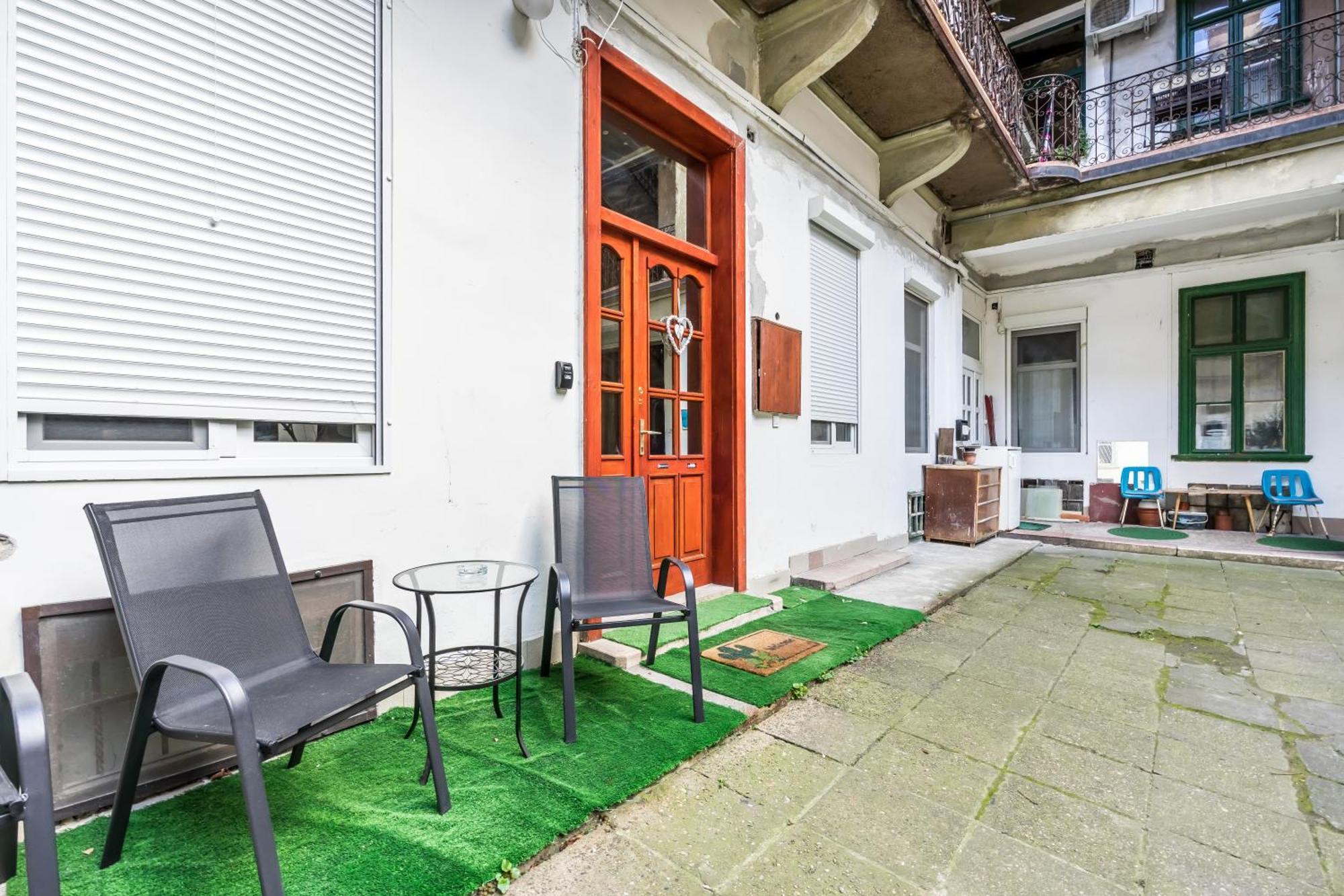 Bpr Stylish Mosaic Home With Terrace Будапеща Екстериор снимка