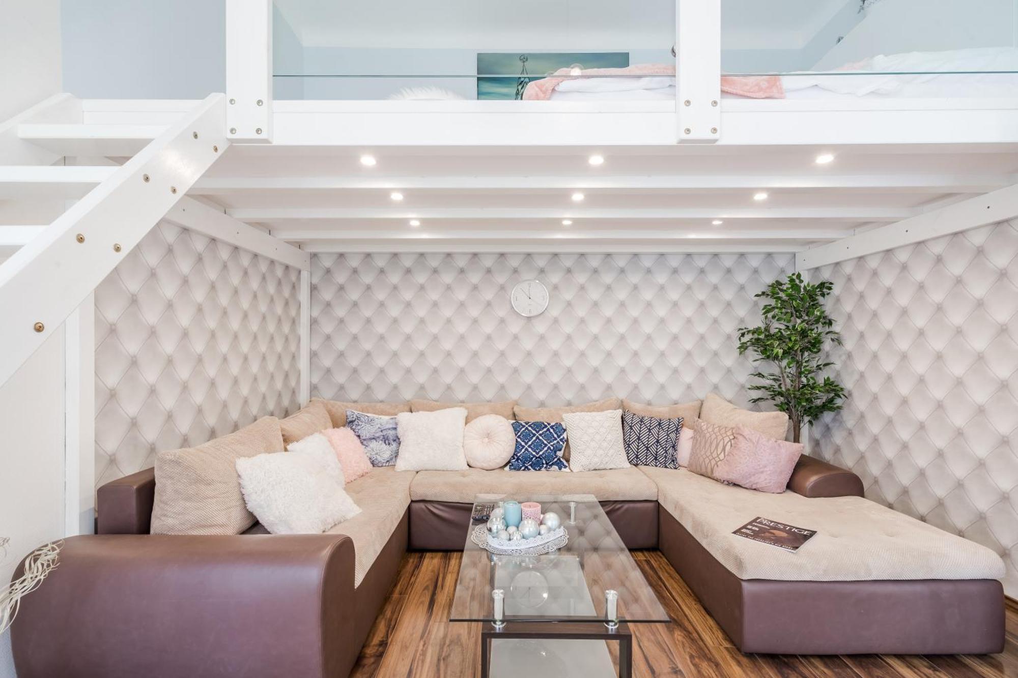 Bpr Stylish Mosaic Home With Terrace Будапеща Екстериор снимка